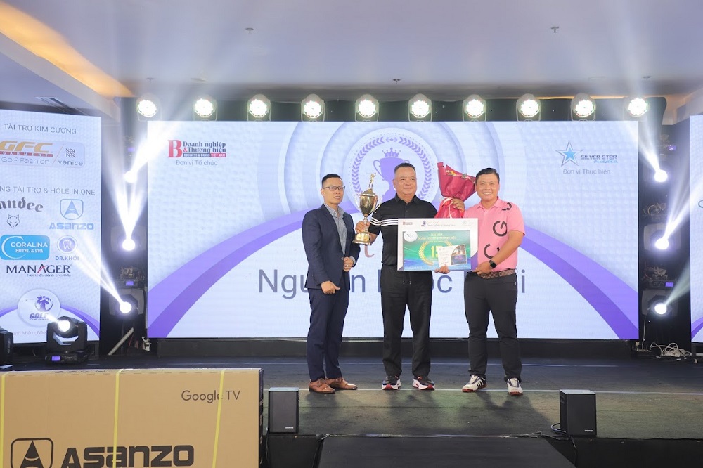 Ông Nguyễn Ngọc Khôi (ở giữa) là Golfer đạt giải Best Gross với Gross 77